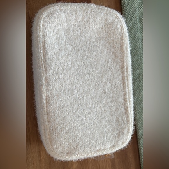 CHANEL Beauté Cream Textured Pouch - Picture 4 of 5